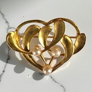 Vintage MMA Metropolitan Museum Gold Plated Pearl Heart Flower Brooch Pin